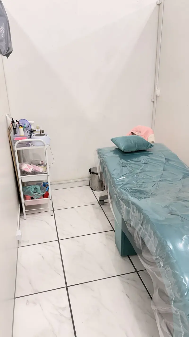 Sala de terapias da clínica, com maca preparada