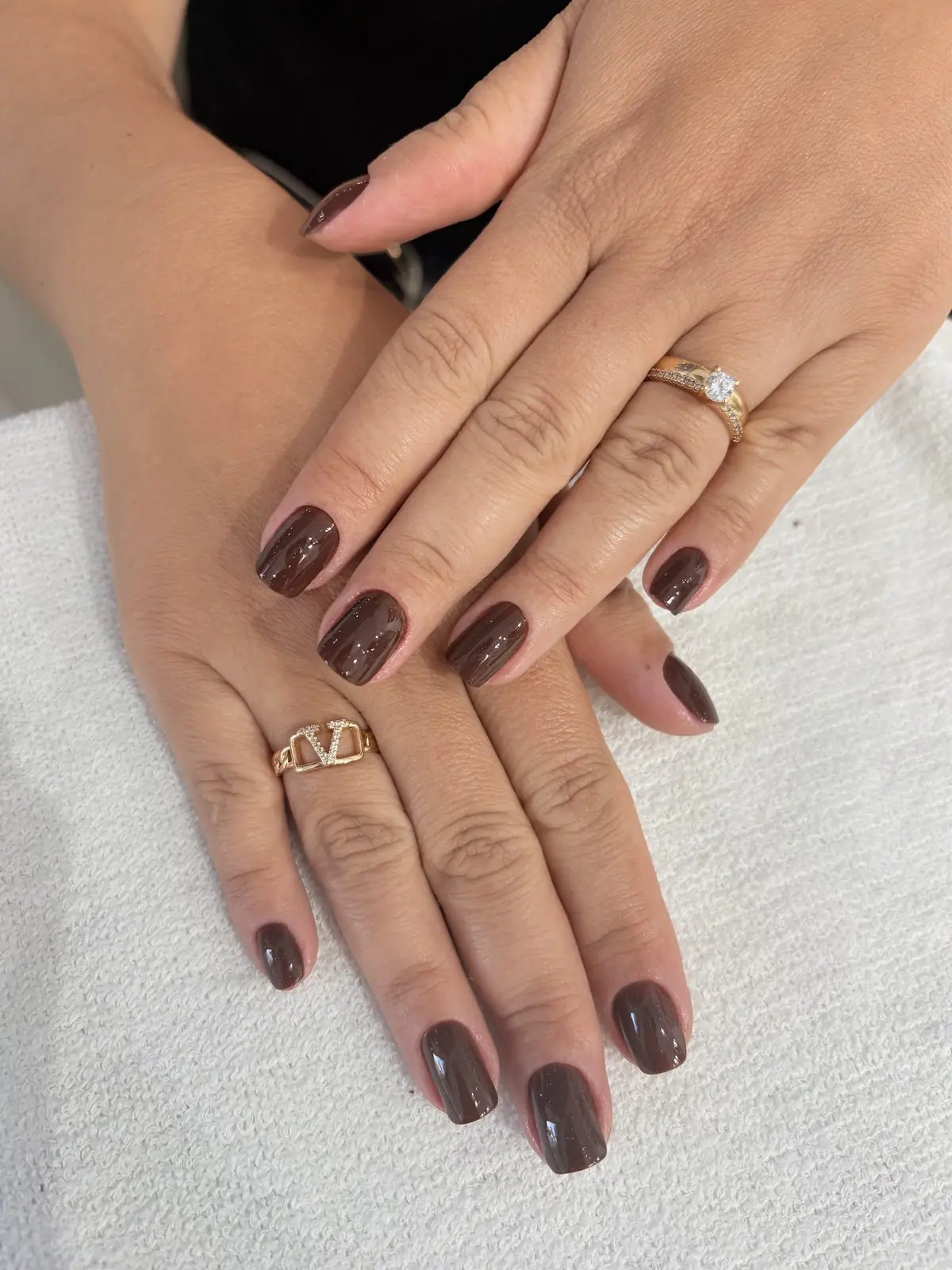 Mãos com esmalte bordô após manicure